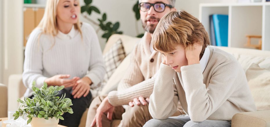 depressed-son-covering-ears-to-avoid-parents-quarr-9P2FW6U.jpg